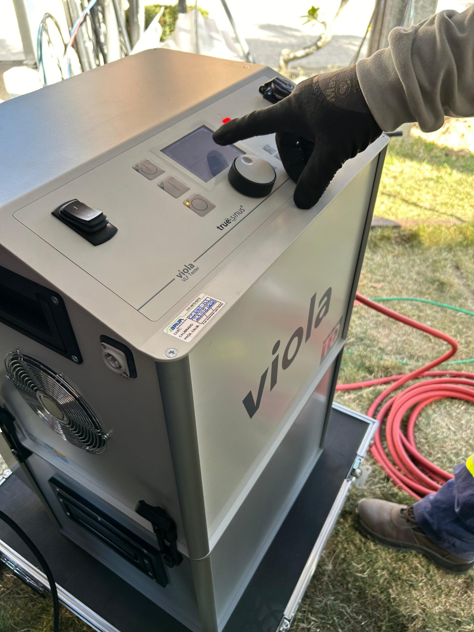 Field measurement setup for MV cable diagnostics - Tecnvolt crew performing VLF based testing with PD monitoring
